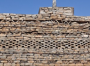 The Naletale Monument (or Nharatare “straight-line “or Nhandare “stadium”)